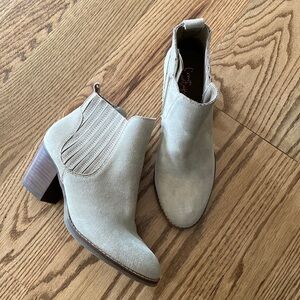 New 7.5 Crown Vintage Cindy suede zip ankle boots